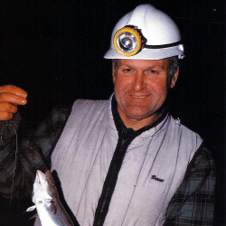 Angler Chris Clark beim Nachtangeln an der Kanalküste