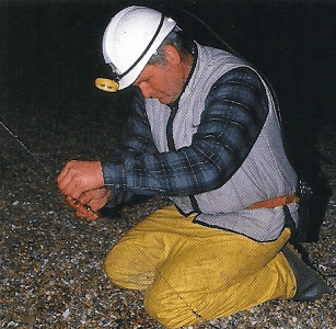 Angler Chris Clark beim Nachtangeln an der Kanalküste 