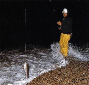 Angler Chris Clark beim Nachtangeln an der Kanalküste 