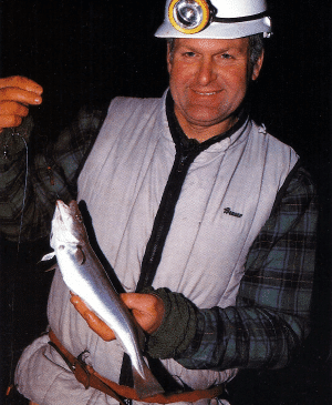 Angler Chris Clark beim Nachtangeln an der Kanalküste 