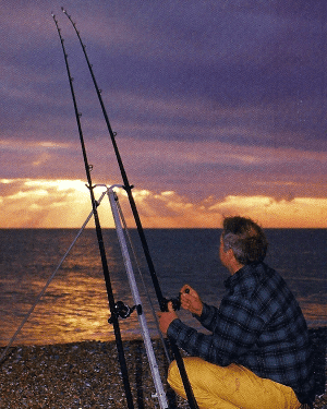 Angler Chris Clark beim Nachtangeln an der Kanalküste 