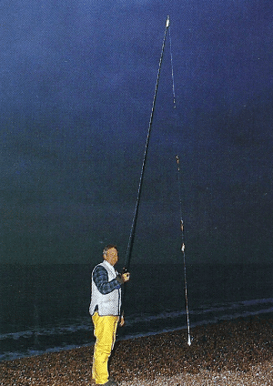 Angler Chris Clark beim Nachtangeln an der Kanalküste 