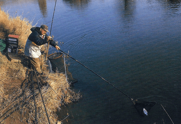 Angler Clive Branson am Fluss River Wye bei Hereford