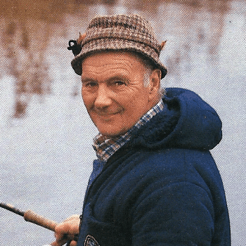 Angler Dennis Flack angelt am Fluss Little Ouse in England