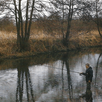 Angler Dennis Flack angelt am Fluss Little Ouse in England
