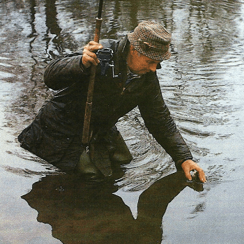 Angler Dennis Flack angelt am Fluss Little Ouse in England