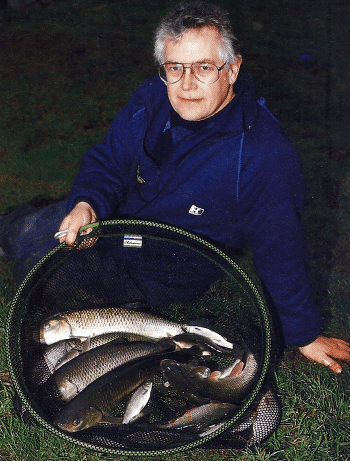 Angler Graham Marsden auf Döbel am Fluss Dane 