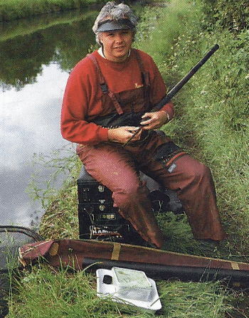 Angler Mark Downes beim Angeln am Grand Union Canal