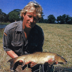 Angler Martin Hooper an den Throop Fisheries in England