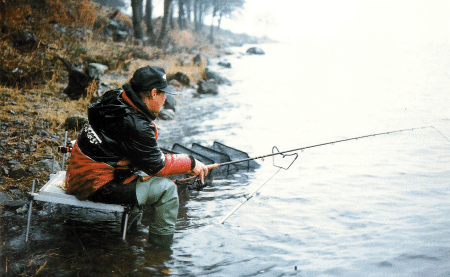 Angler Vinnie Smith angelt am Loch Ken 