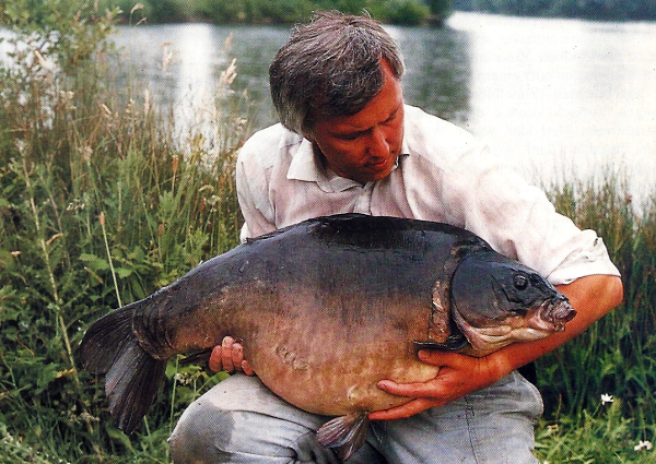 Karpfenangler Chris Ball mit Verbesserten Karpfen-Tricks
