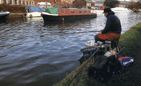 Matchangler Keith Arthur am Grand-Union-Kanal in London