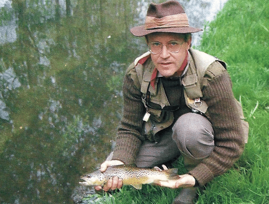 Trockenfliegen am Fluss