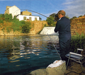 Im Sommer an kleinen Flüssen 