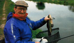 Angler Dave Roper am Lancaster Canal, in der Nähe von Lea