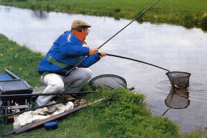 Angler Dave Roper am Lancaster Canal, in der Nähe von Lea