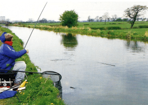 Angler Dave Roper am Lancaster Canal, in der Nähe von Lea