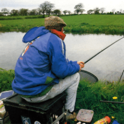 Angler Dave Roper am Lancaster Canal, in der Nähe von Lea